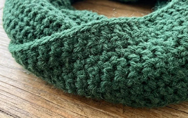 Cozy and Warm Crochet Infinity Scarf ::Free Pattern::